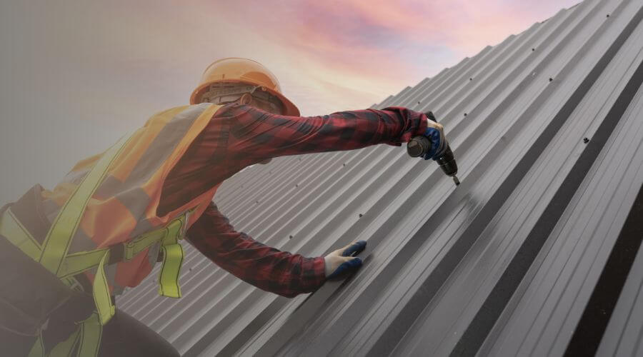 Professional gutter cleaning in Defiance, IA
